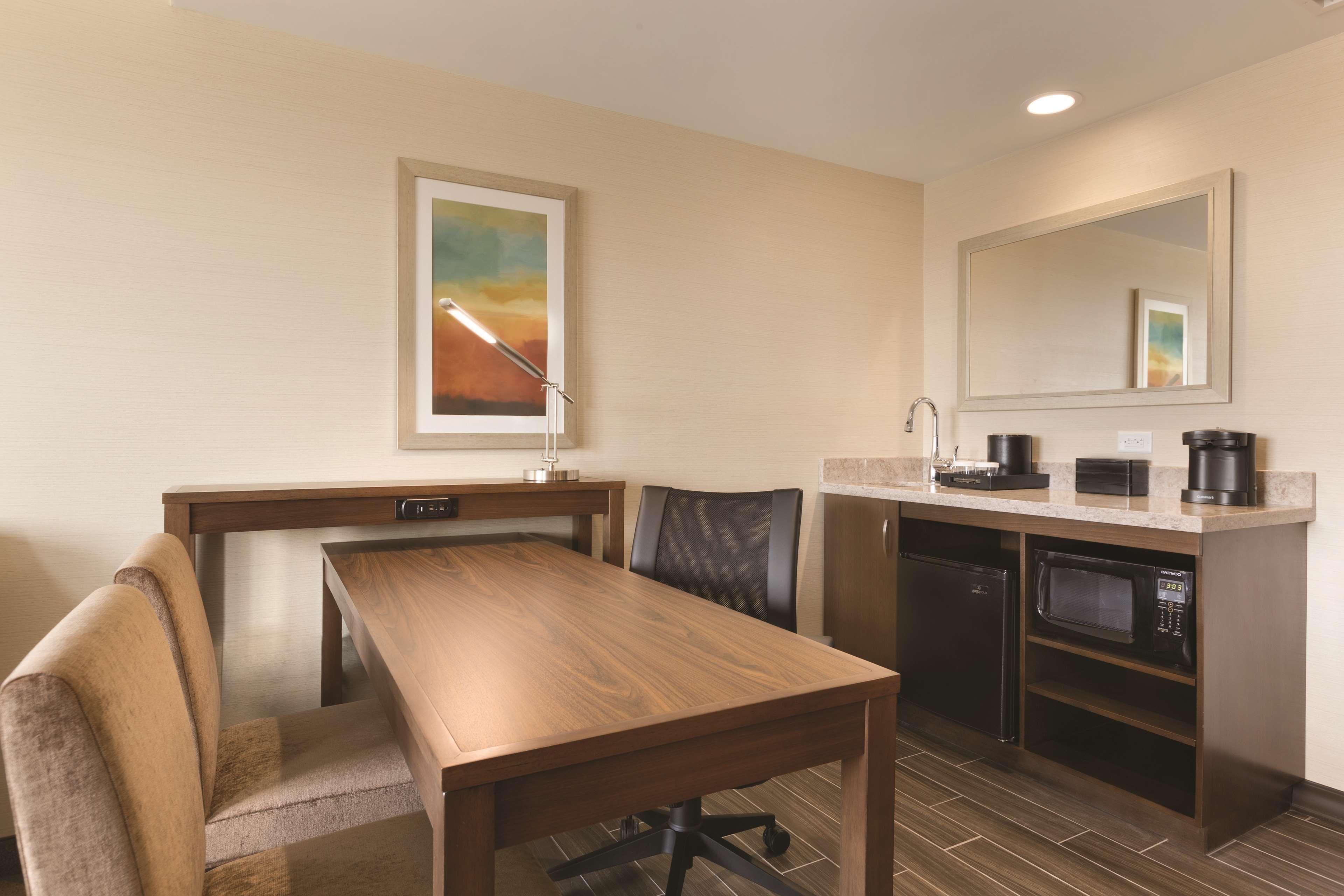 Hotel Embassy By Hilton Akron Canton Airport