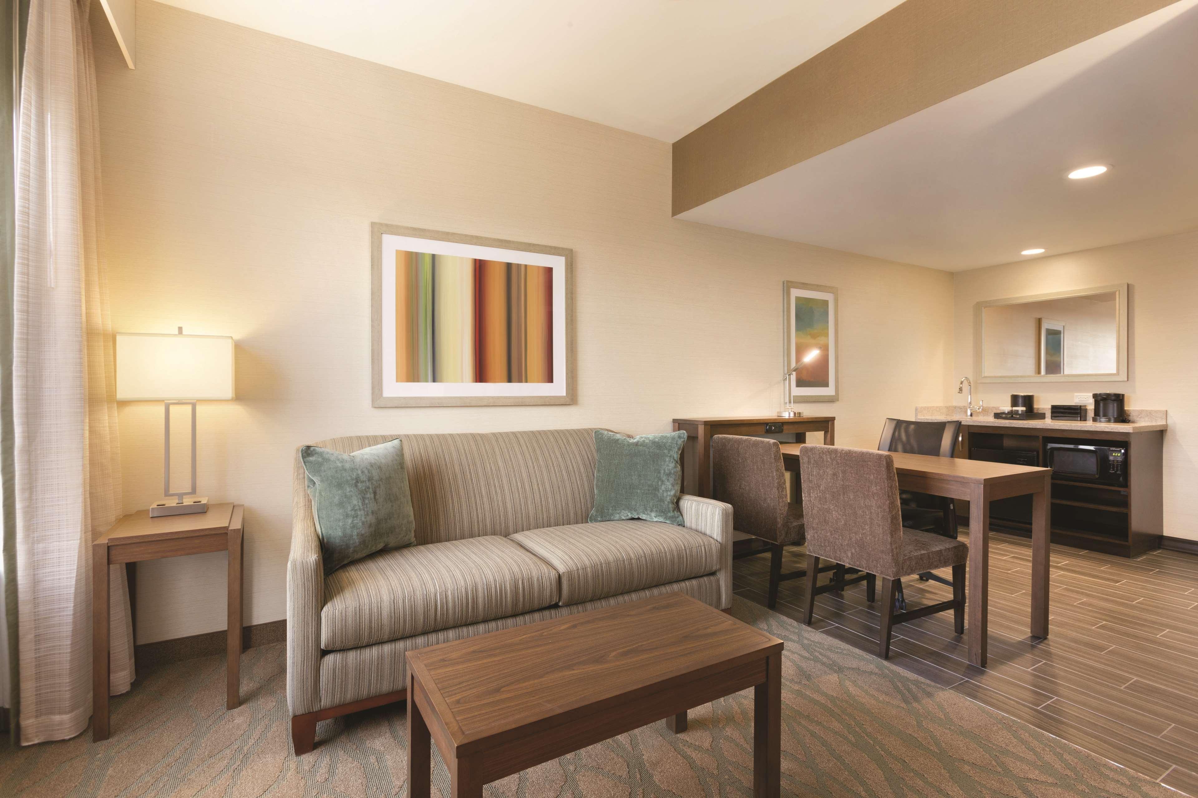 Hotel Embassy By Hilton Akron Canton Airport North Canton