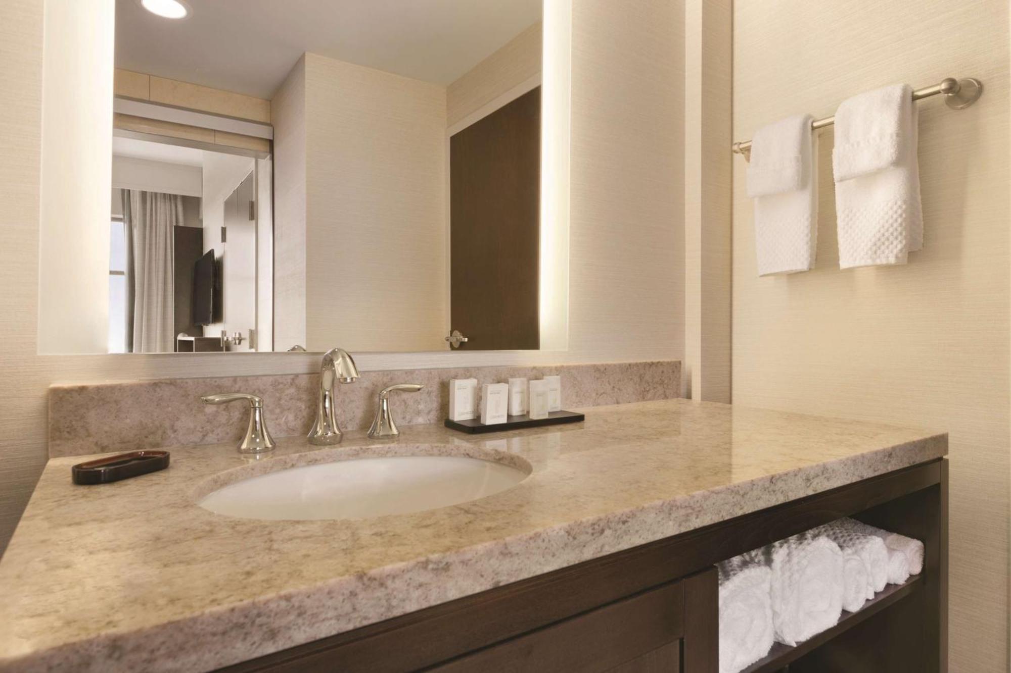 Hotel Embassy By Hilton Akron Canton Airport