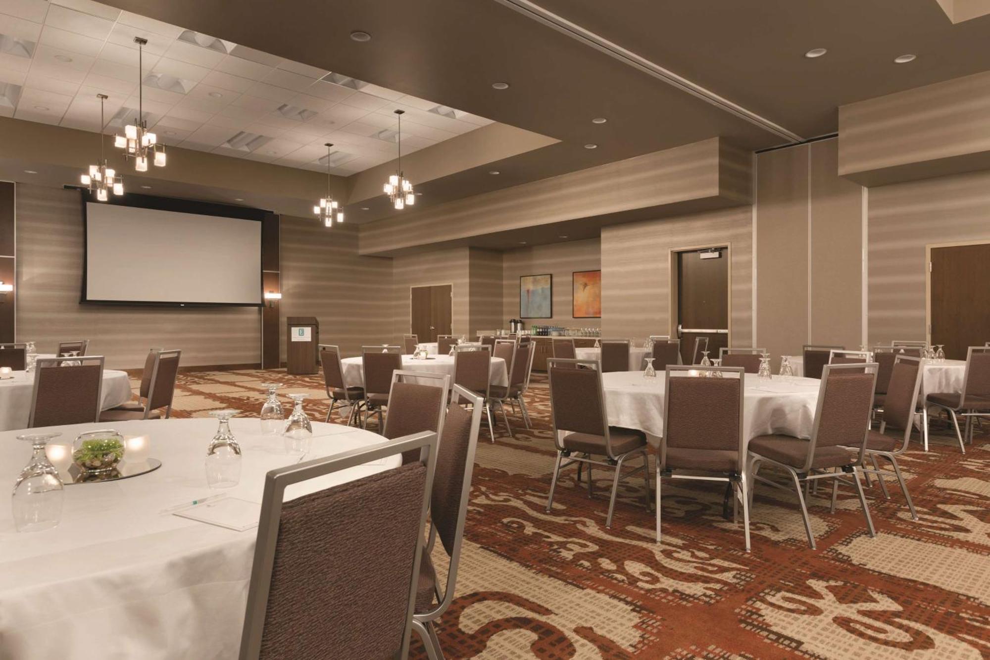 Embassy By Hilton Akron Canton Airport North Canton