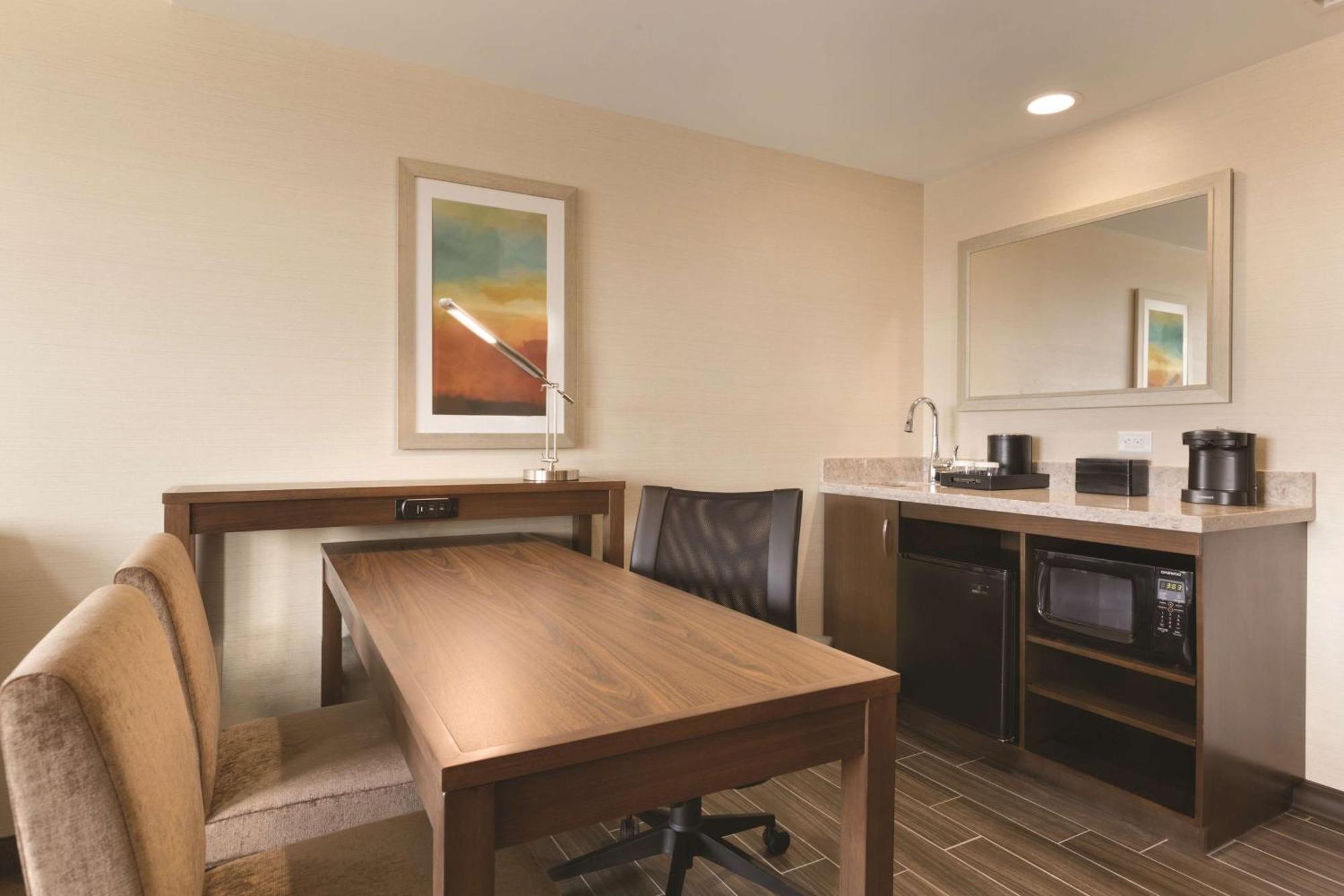 Hotel Embassy By Hilton Akron Canton Airport