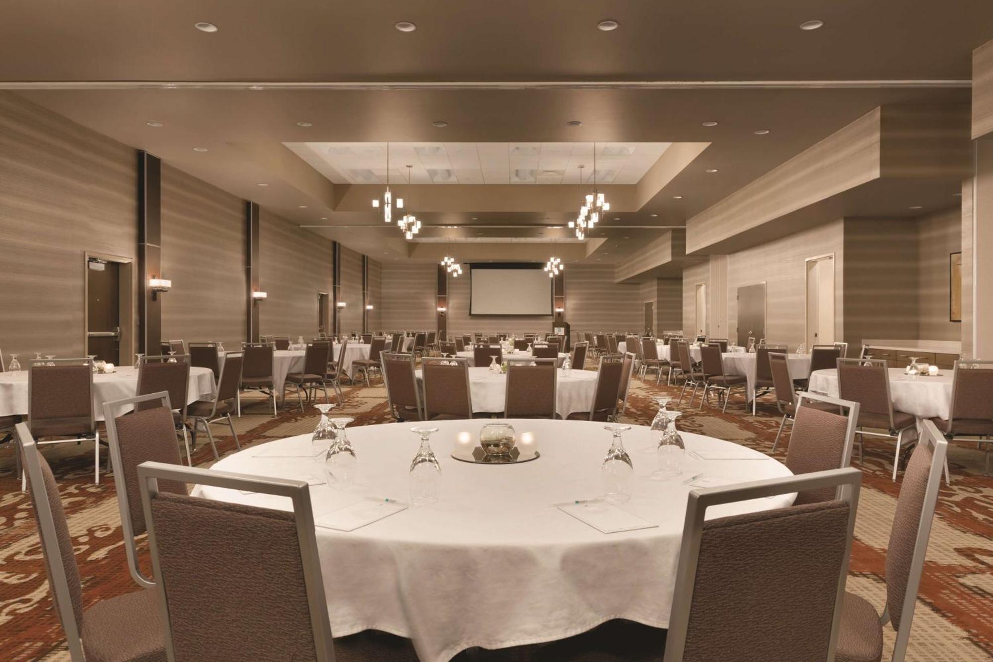 Embassy By Hilton Akron Canton Airport