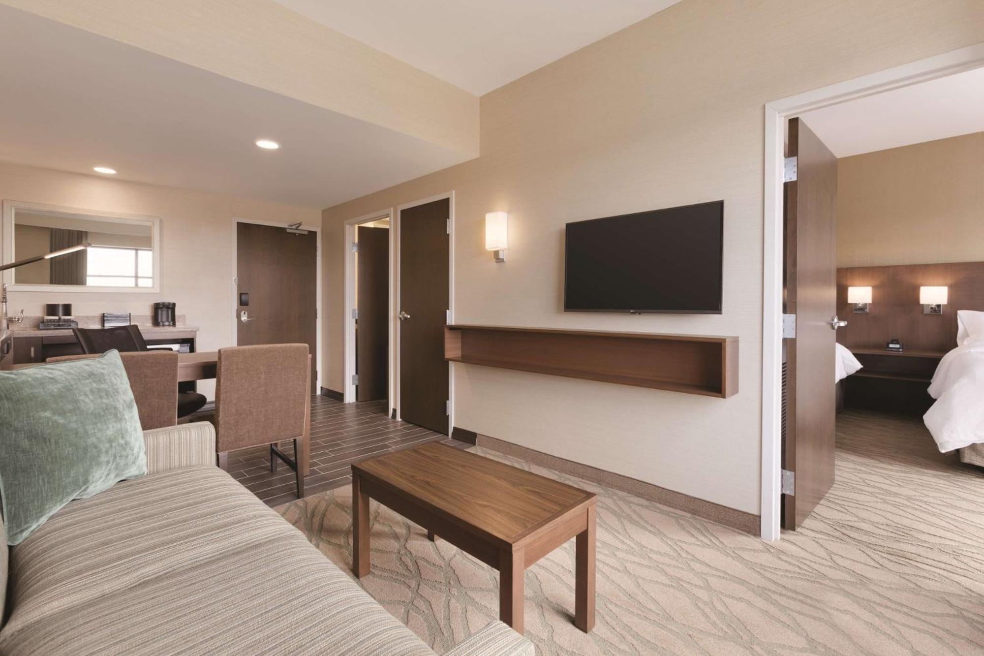 Embassy By Hilton Akron Canton Airport Hotel